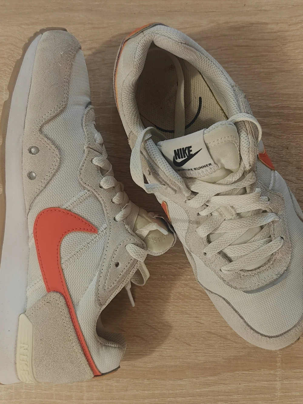 Nike Venture Runner Women’s 7.5 White Rush Orange Suede Retro Sneakers